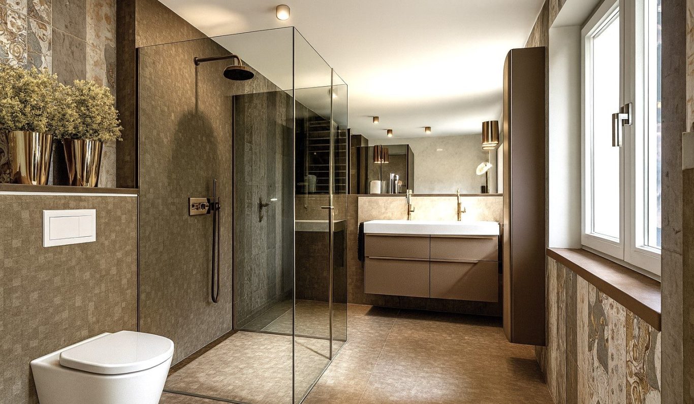 Helles Wohnzimmer mit großen Fenstern, moderner Möbelgestaltung und Blick auf den Garten.