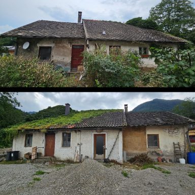 Ehemaliges Haus, obere Hälfte verfallen, untere Hälfte mit Pflanzenbewuchs und Baustelle.