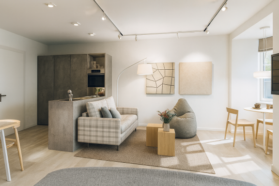 Helles Wohnambiente mit beigem Sofa, Sitzsäcken und einem Esstisch.